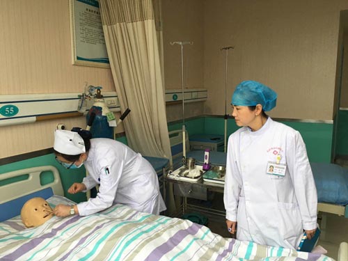 武汉博仕中医肛肠医院梅副院长亲自监考，新护士考试操作严格要求