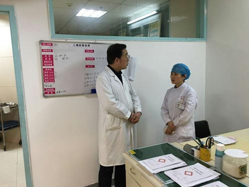 武汉博仕中医肛肠医院祁院长巡考，与梅副院长细致交流考试情况